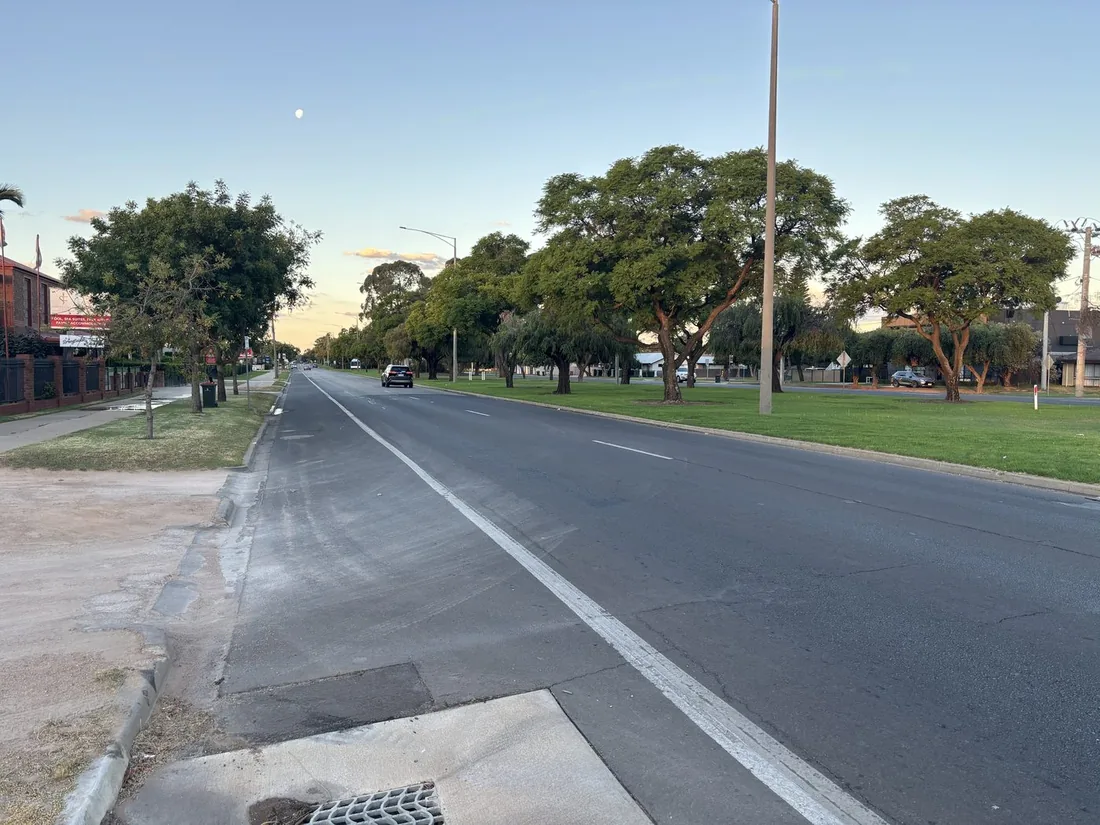 Deakin Avenue looking north, Mildura