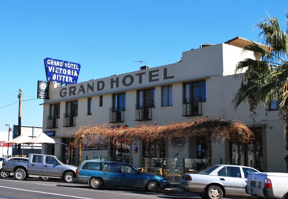 The Mildura Grand Hotel facade